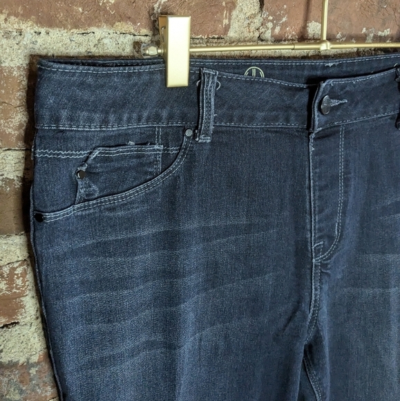 Hot in Hollywood Medium Blue Dark Wash Pull On Los Feliz Flare Jeans - Picture 3 of 11